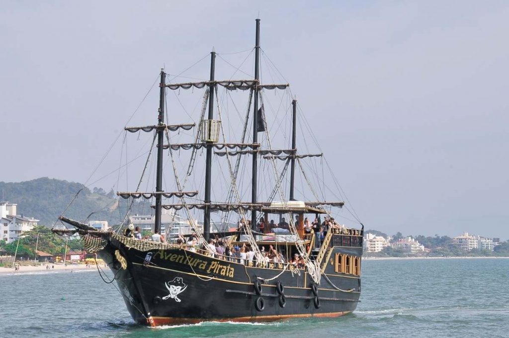 barco-pirata-em-canasvieiras-valor-duracao-roteiro-local-e-hora